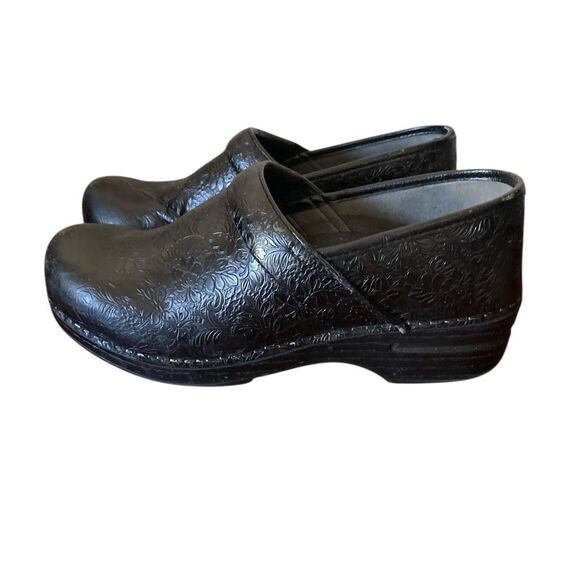 Dansko Black Embossed Clogs Woman’s Size 8.5 - Picture 2 of 15
